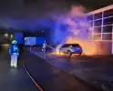 Brandweer blust voertuigbrand