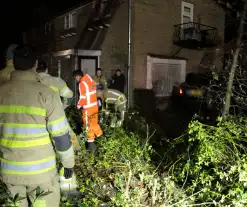 Auto vliegt uit de bocht en belandt in tuin