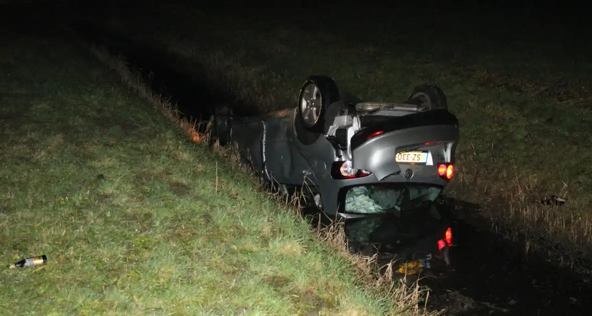 Auto op de kop in de sloot