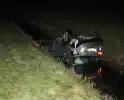 Auto op de kop in de sloot