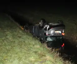 Auto op de kop in de sloot