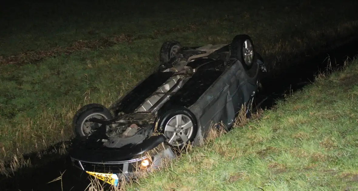 Auto op de kop in de sloot - Foto 1