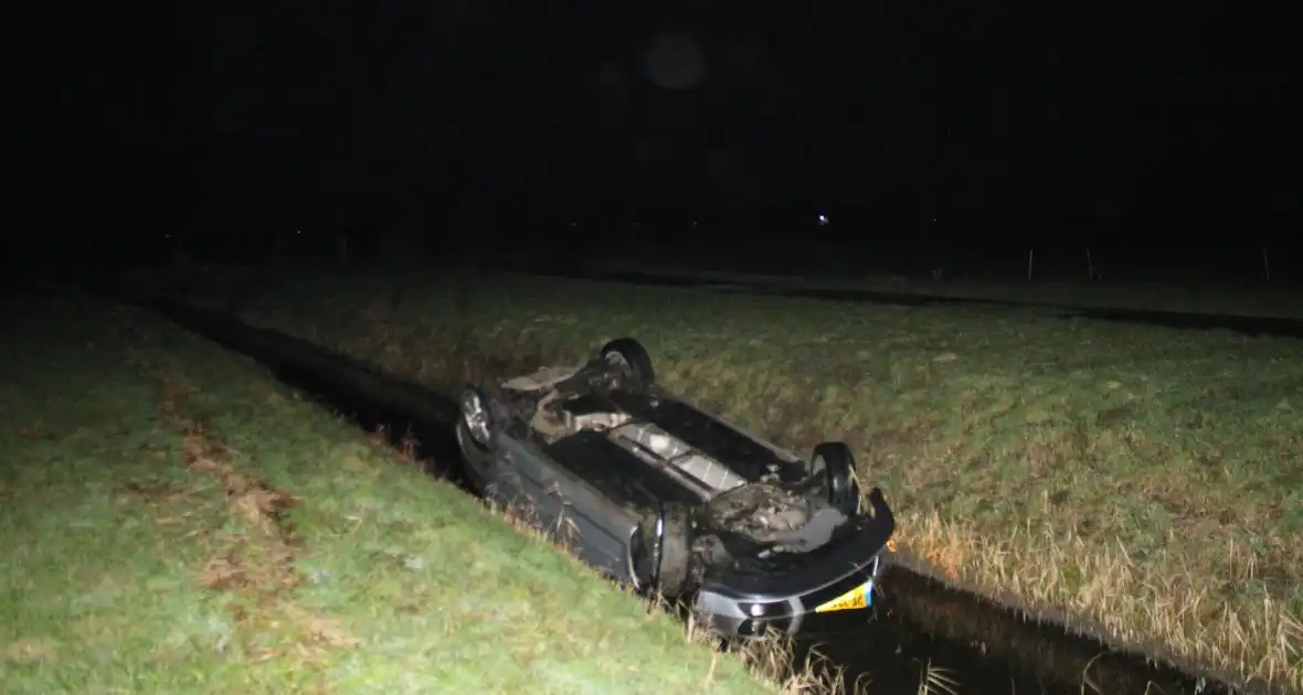 Auto op de kop in de sloot - Foto 2