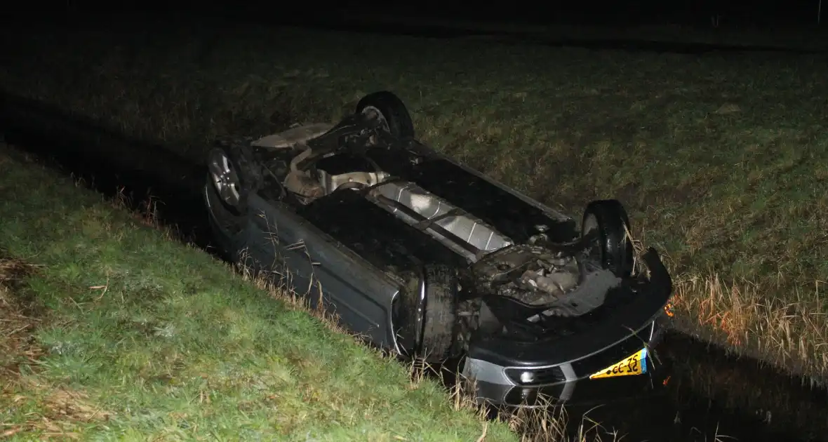 Auto op de kop in de sloot - Foto 4