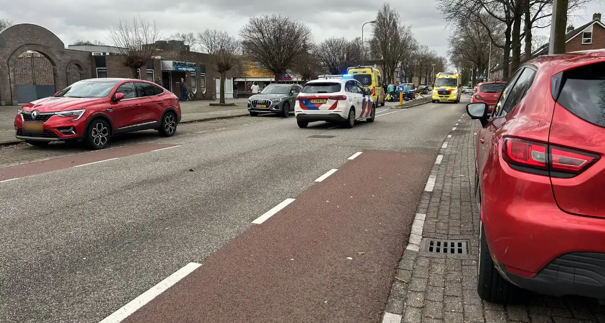 Fietser zwaargewond bij botsing met bestelbus