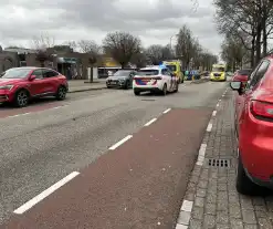 Fietser zwaargewond bij botsing met bestelbus