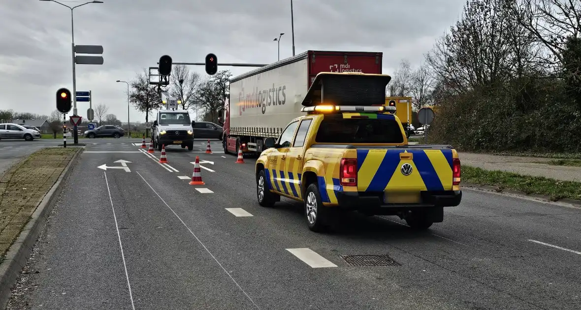 Verkeerslicht hangt los boven fietspad