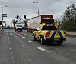 Verkeerslicht hangt los boven fietspad