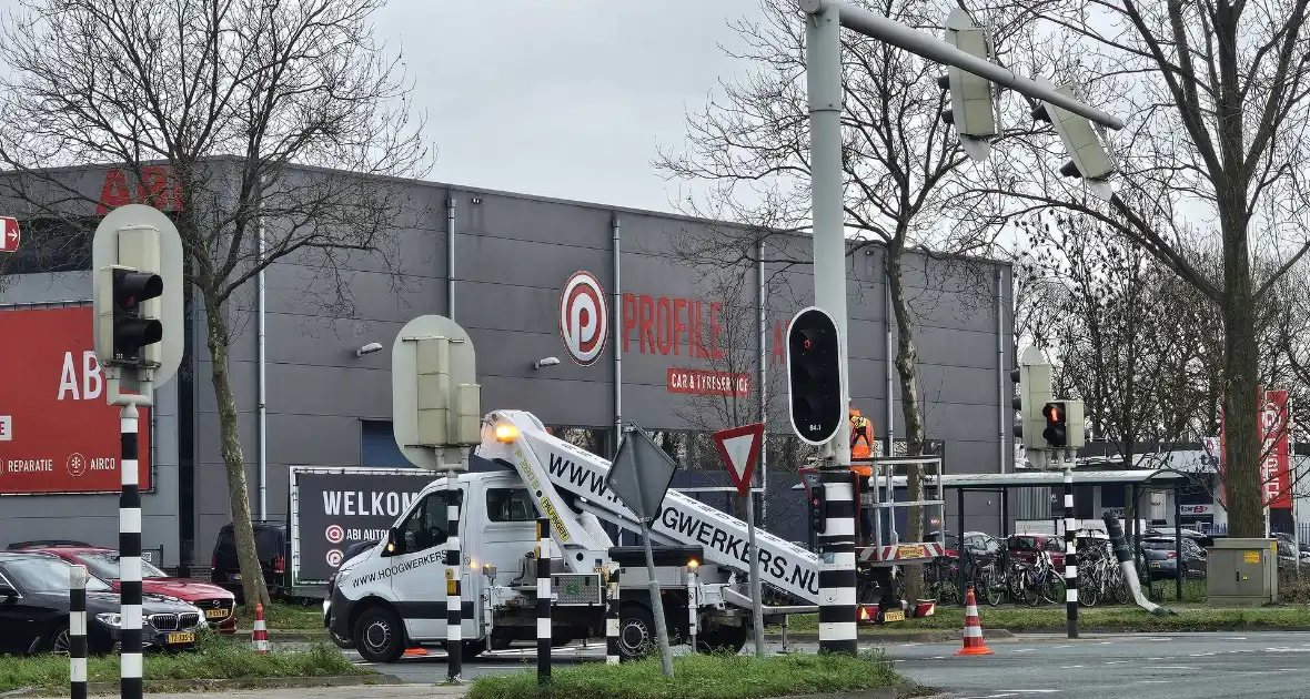 Verkeerslicht hangt los boven fietspad - Foto 1