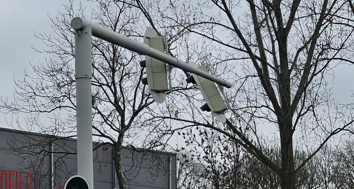 Verkeerslicht hangt los boven fietspad - Foto 2