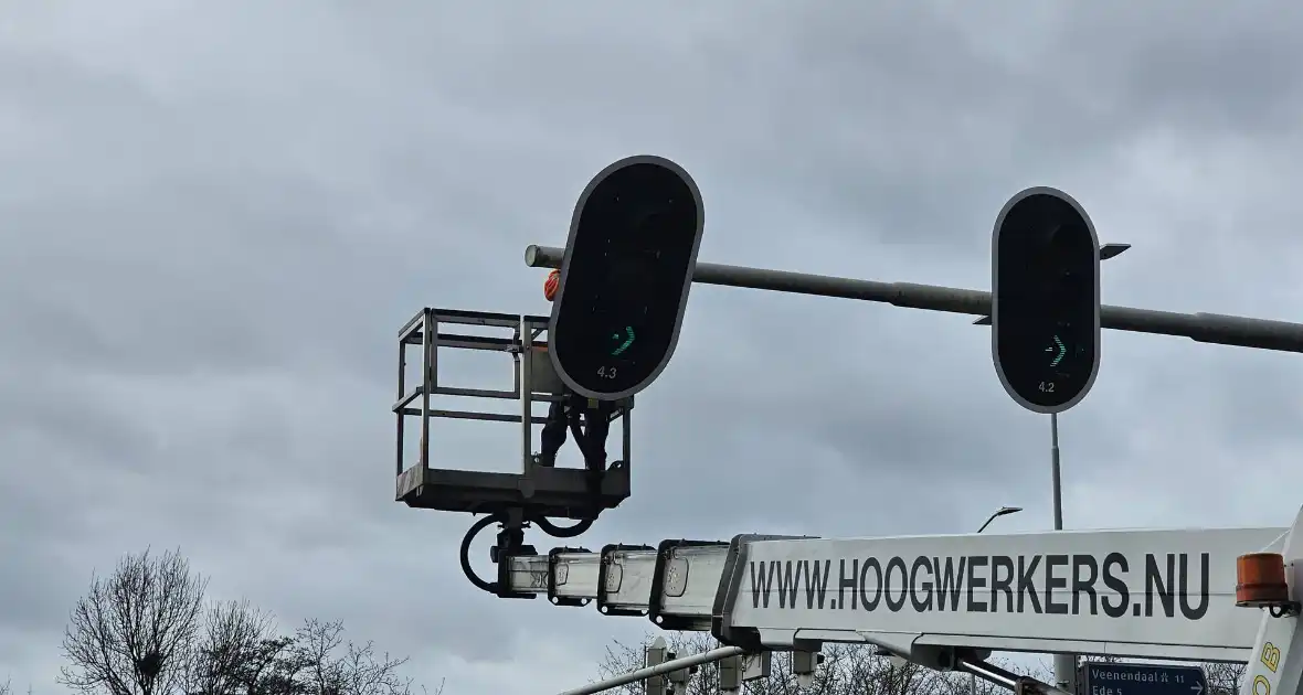 Verkeerslicht hangt los boven fietspad - Foto 3