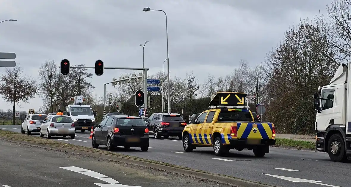 Verkeerslicht hangt los boven fietspad - Foto 4