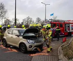 Bestuurder knalt tegen rotonde en belandt op zijkant