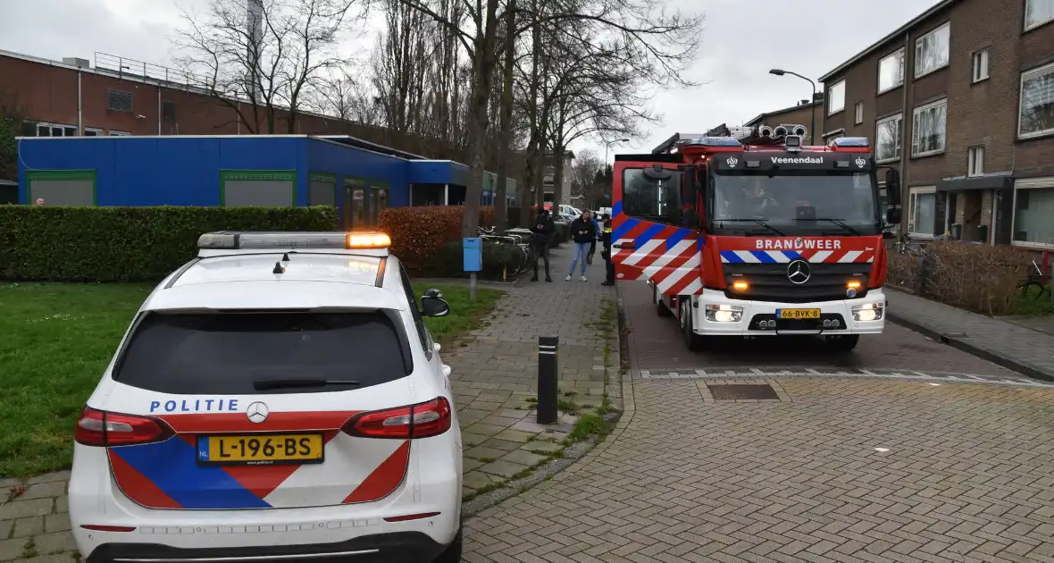 Rookhok van buurthuis beschadigd door brand - Foto 1