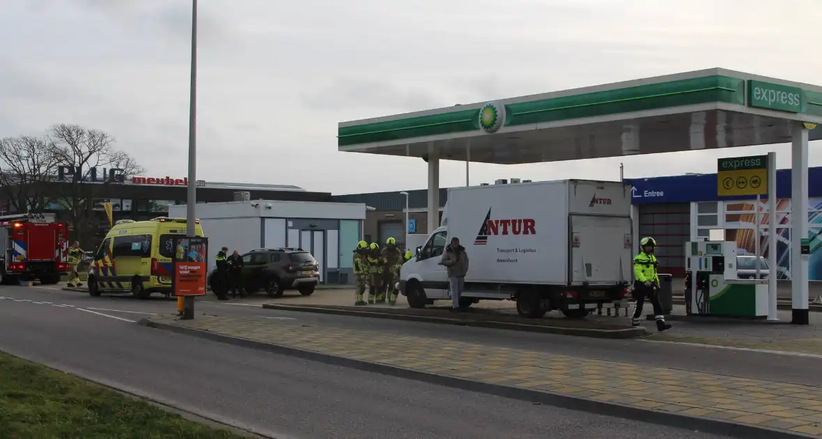 Bakwagen en auto beschadigd door ongeval