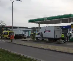 Bakwagen en auto beschadigd door ongeval