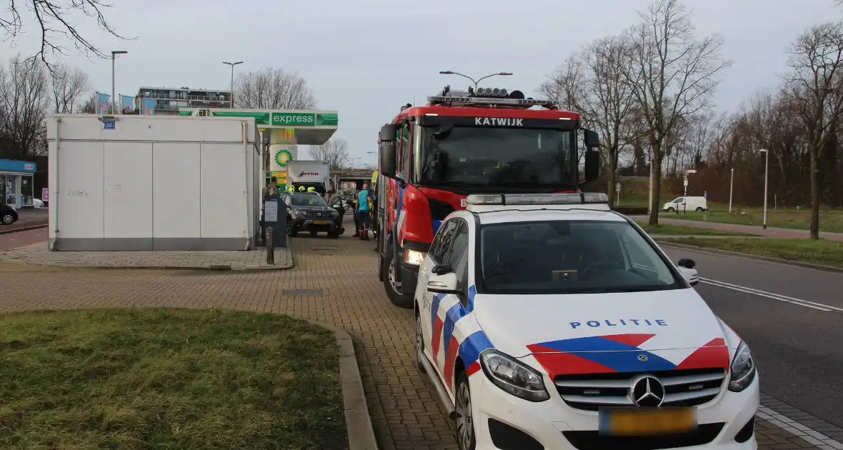 Bakwagen en auto beschadigd door ongeval - Foto 1