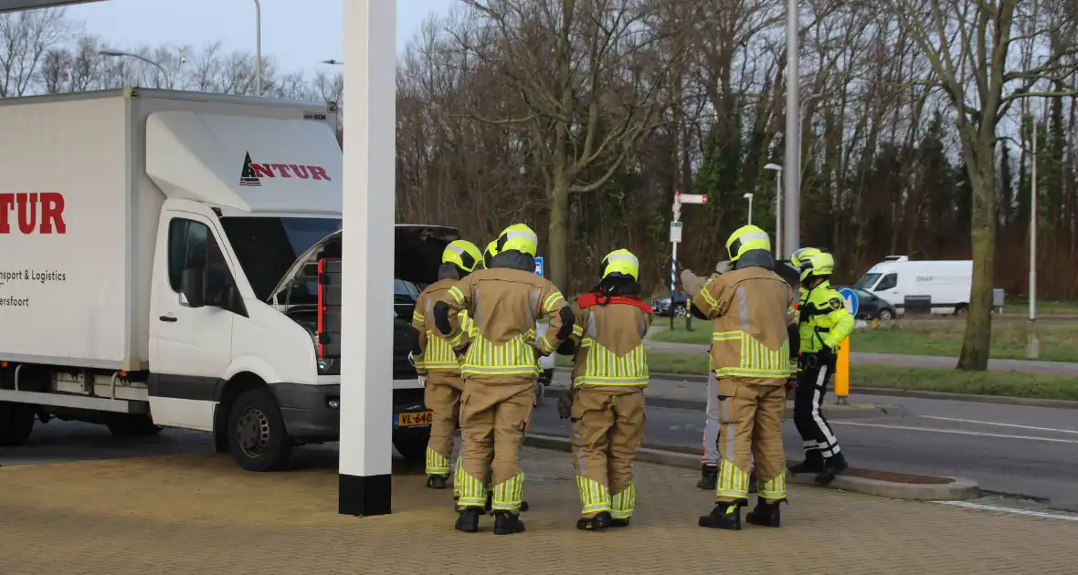 Bakwagen en auto beschadigd door ongeval - Foto 2