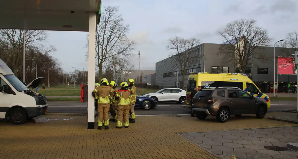 Bakwagen en auto beschadigd door ongeval - Foto 3