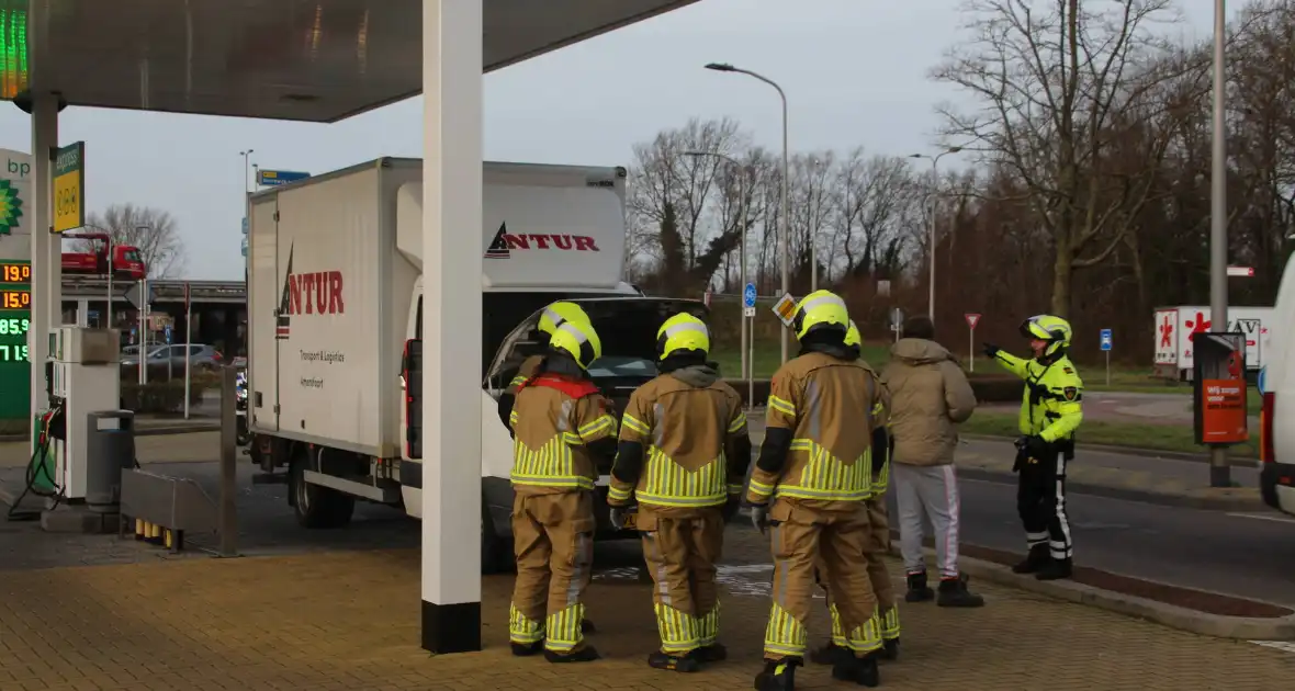 Bakwagen en auto beschadigd door ongeval - Foto 4