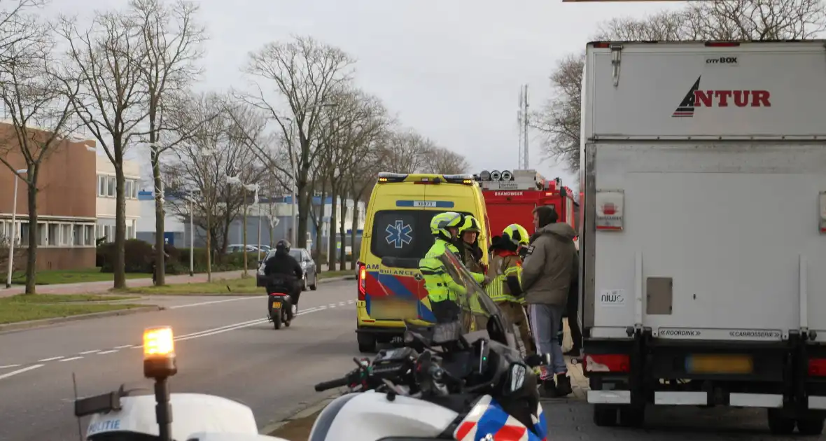 Bakwagen en auto beschadigd door ongeval - Foto 5