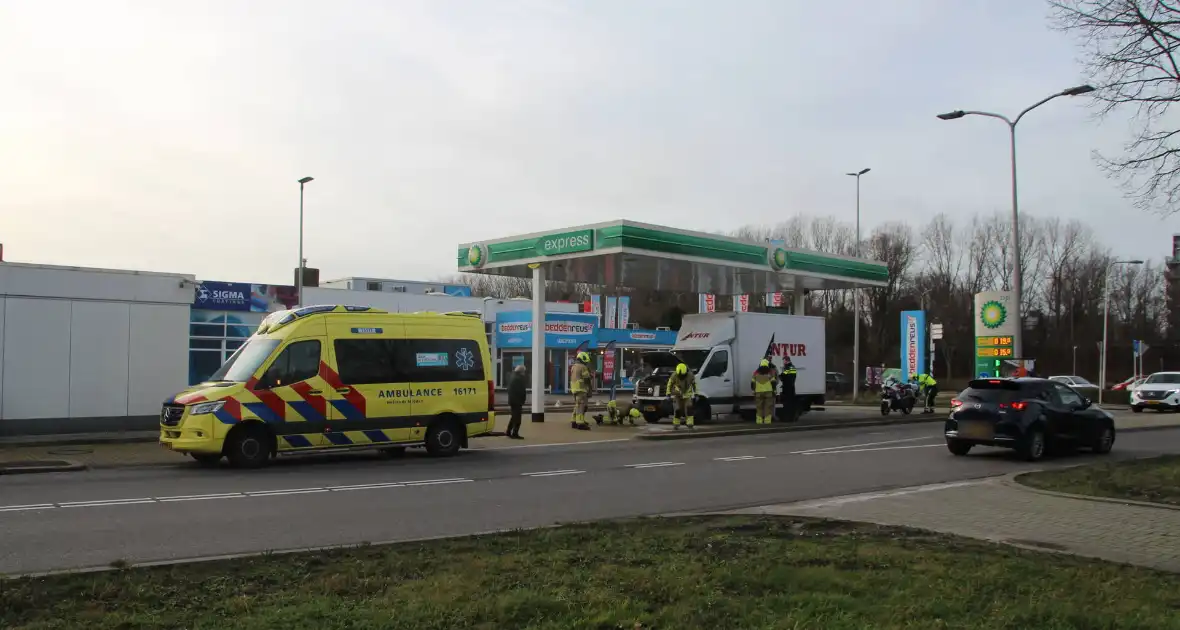 Bakwagen en auto beschadigd door ongeval - Foto 6