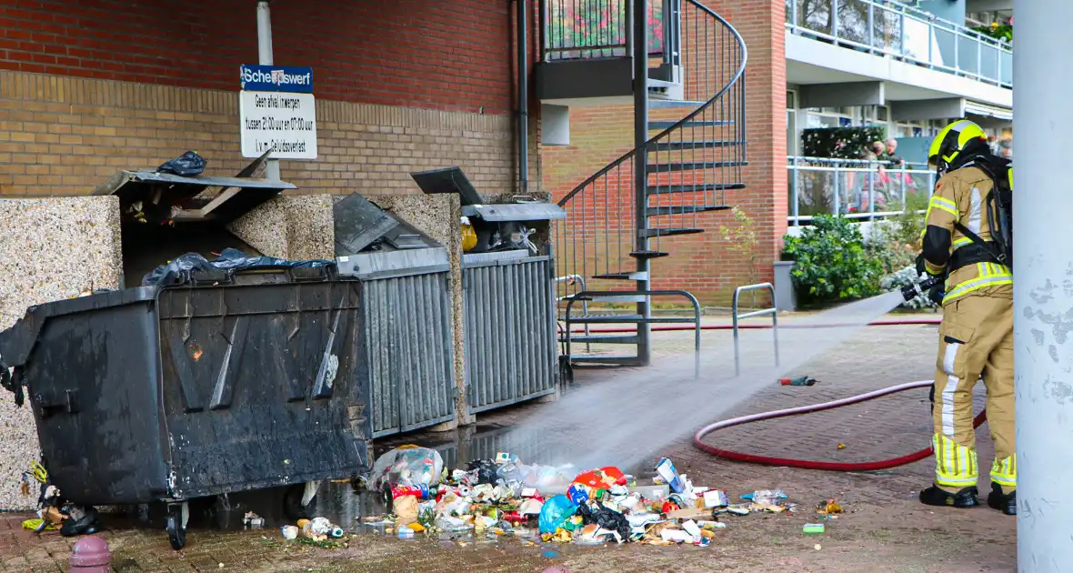 Containers onder flatgebouw in brand - Foto 2