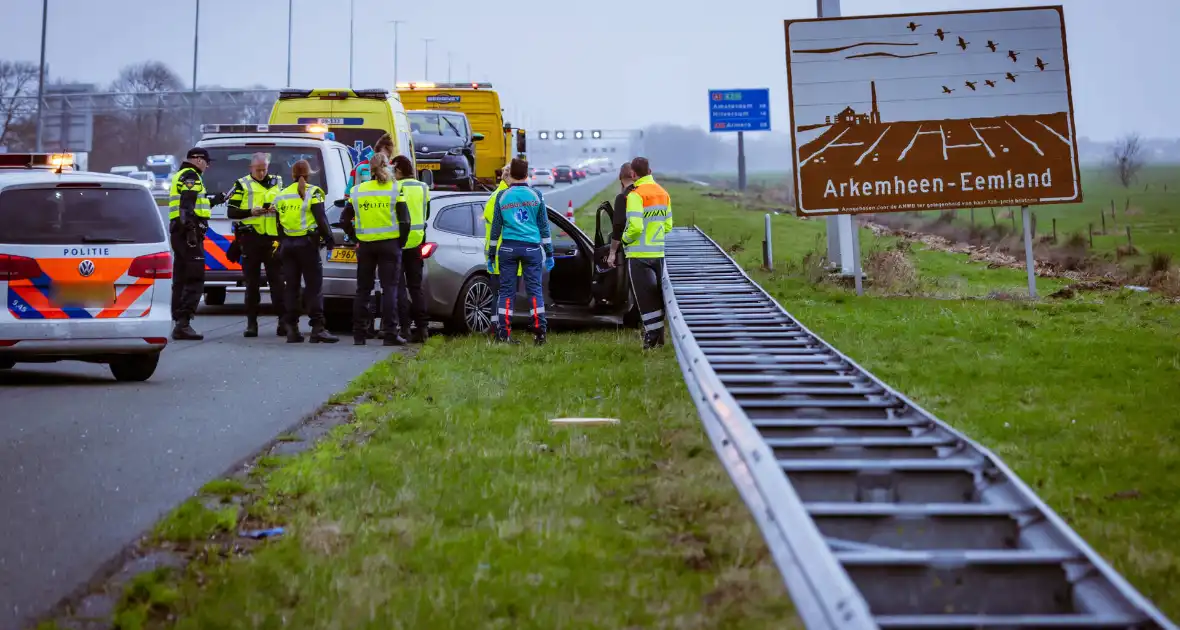 Auto knalt hard tegen vangrail - Foto 1