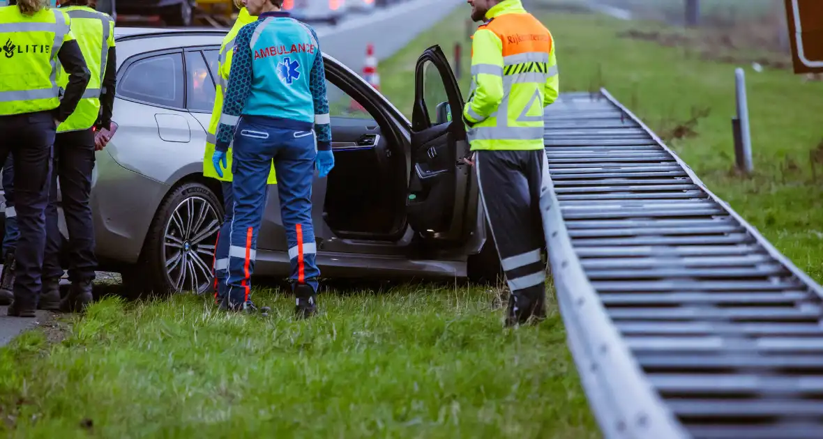 Auto knalt hard tegen vangrail - Foto 10