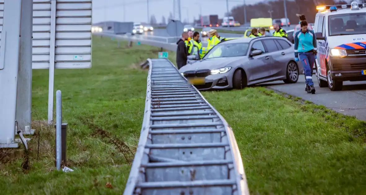 Auto knalt hard tegen vangrail - Foto 3