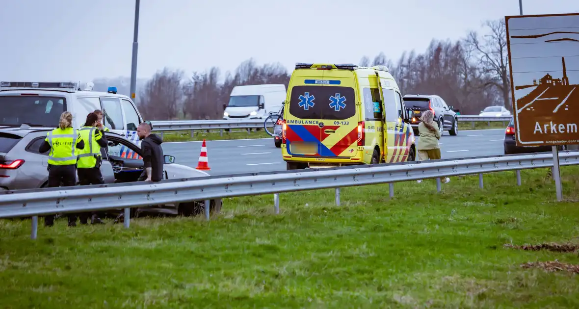 Auto knalt hard tegen vangrail - Foto 4