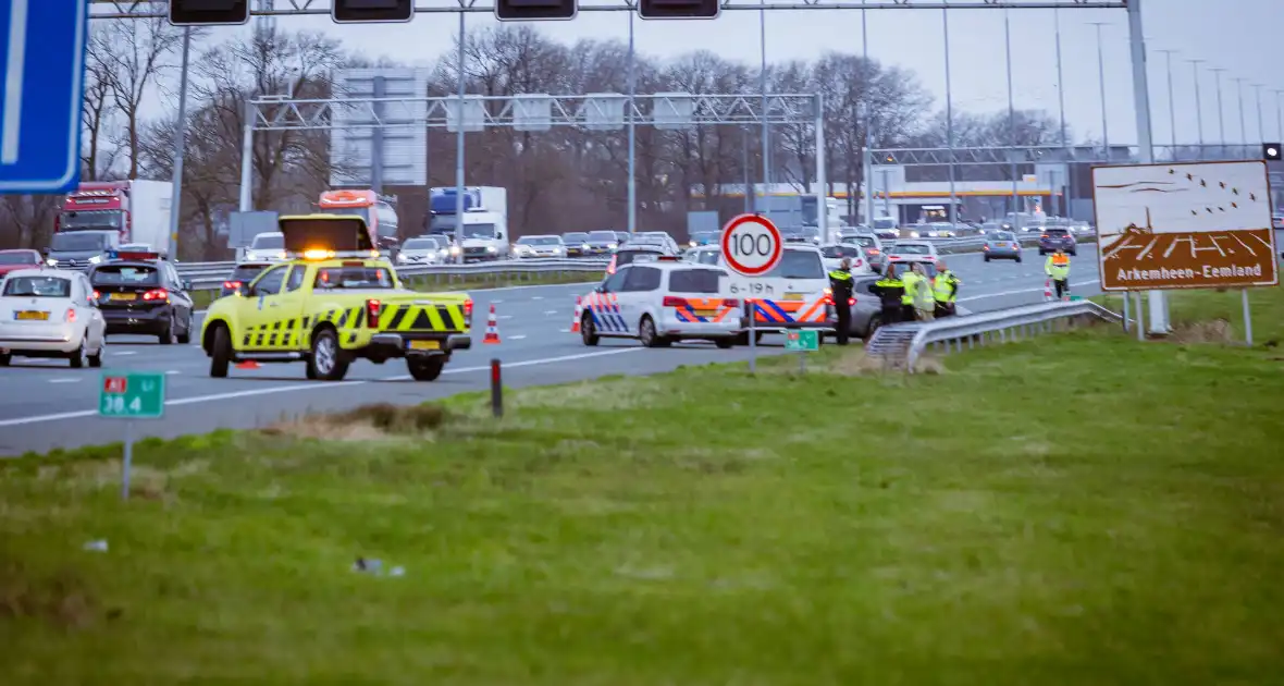 Auto knalt hard tegen vangrail - Foto 5