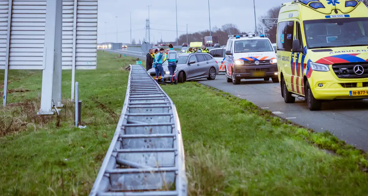 Auto knalt hard tegen vangrail - Foto 6