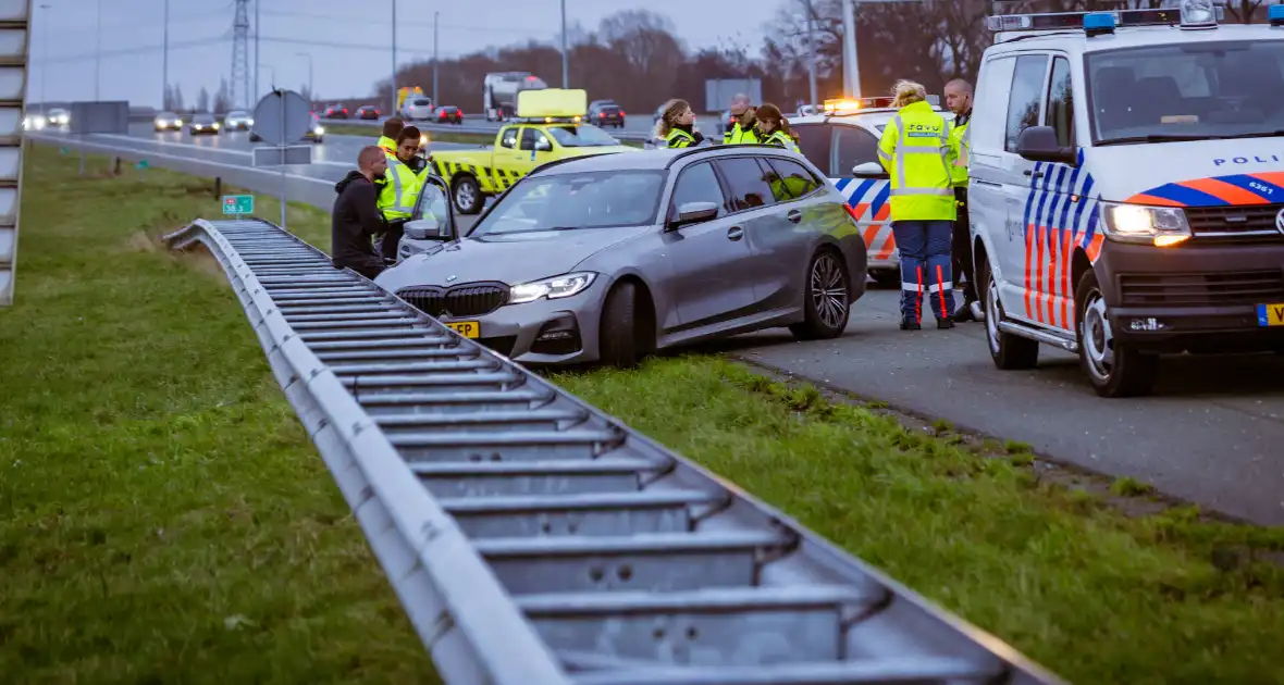 Auto knalt hard tegen vangrail - Foto 7