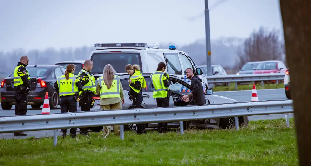 Auto knalt hard tegen vangrail - Foto 8