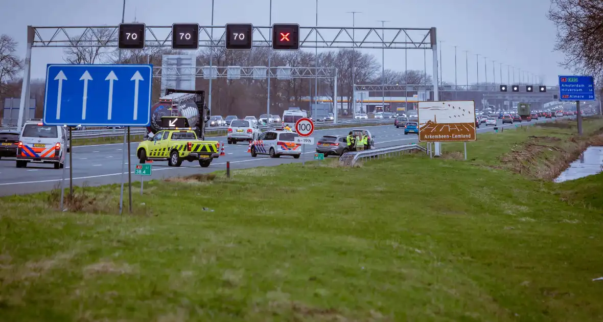 Auto knalt hard tegen vangrail - Foto 9