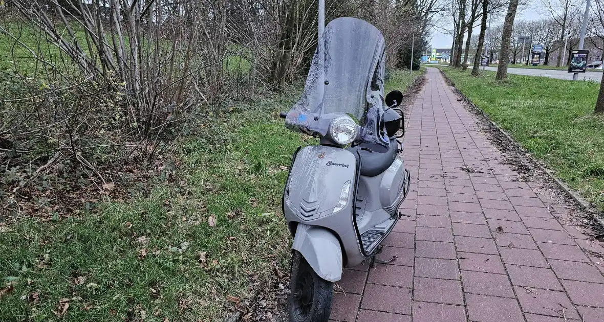 Scooterrijder onderuit na uitwijkmanoeuvre - Foto 1