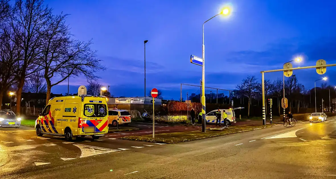 Lijnbus raakt van de weg en ramt verkeersbord en hekwerk