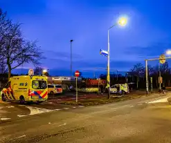 Lijnbus raakt van de weg en ramt verkeersbord en hekwerk