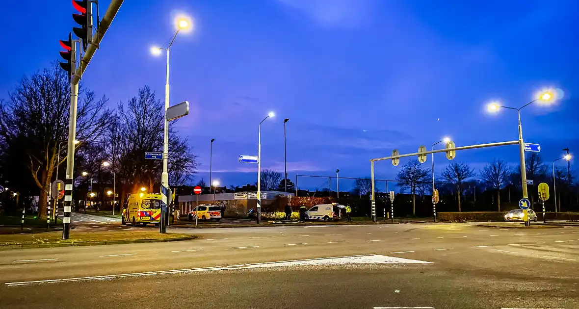 Lijnbus raakt van de weg en ramt verkeersbord en hekwerk - Foto 1