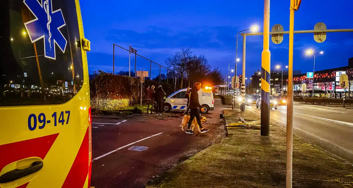 Lijnbus raakt van de weg en ramt verkeersbord en hekwerk - Foto 2