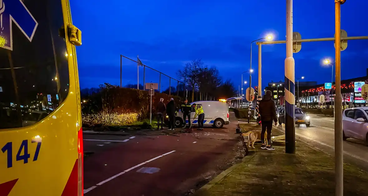 Lijnbus raakt van de weg en ramt verkeersbord en hekwerk - Foto 3