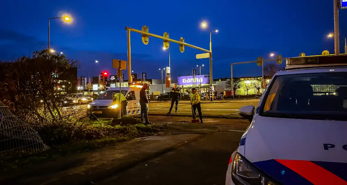 Lijnbus raakt van de weg en ramt verkeersbord en hekwerk - Foto 4