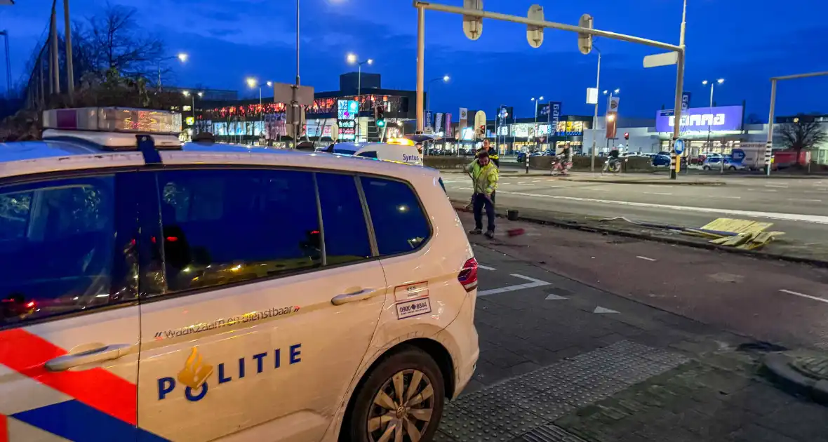 Lijnbus raakt van de weg en ramt verkeersbord en hekwerk - Foto 5