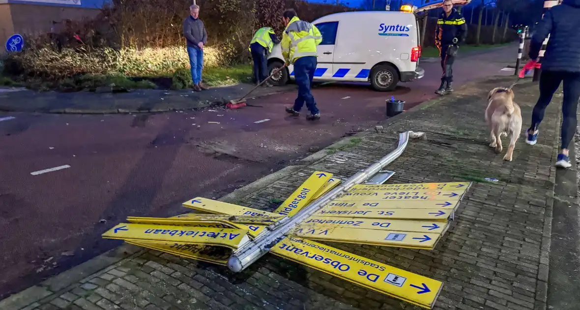 Lijnbus raakt van de weg en ramt verkeersbord en hekwerk - Foto 6