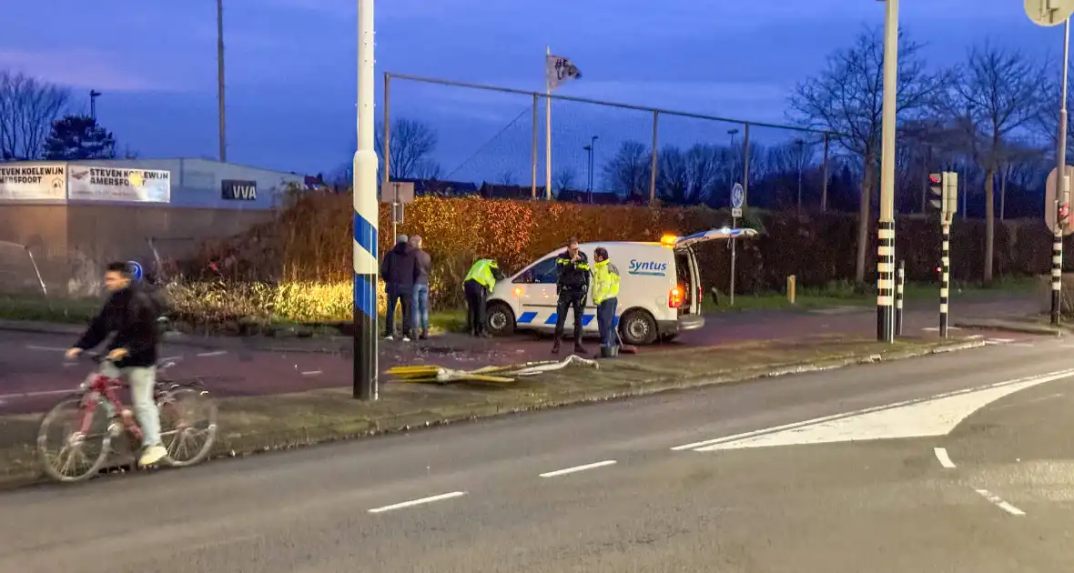 Lijnbus raakt van de weg en ramt verkeersbord en hekwerk - Foto 7