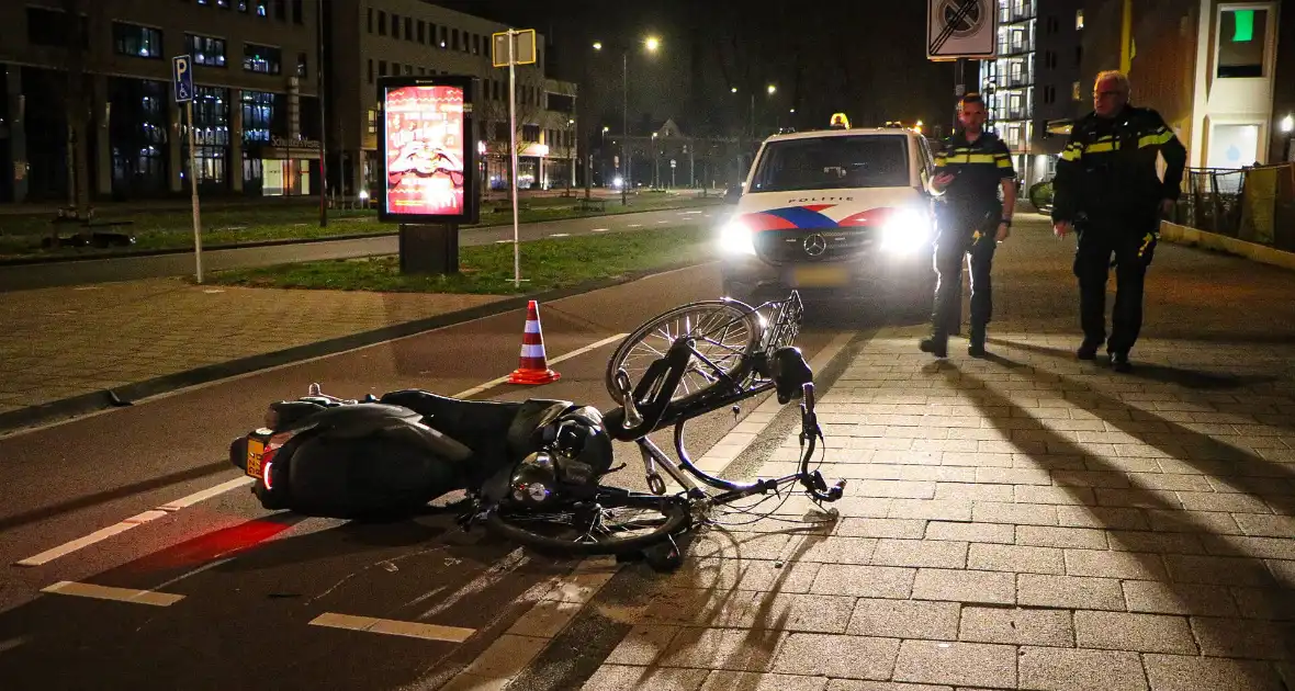 Fietser gewond bij ongeval met scooter - Foto 3