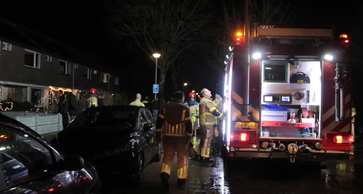 Persoon en hond uit brandende woning gered - Foto 4