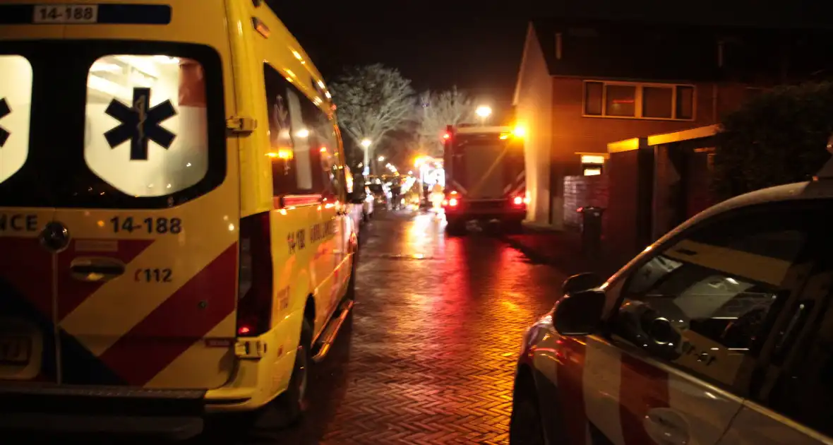 Persoon en hond uit brandende woning gered - Foto 8