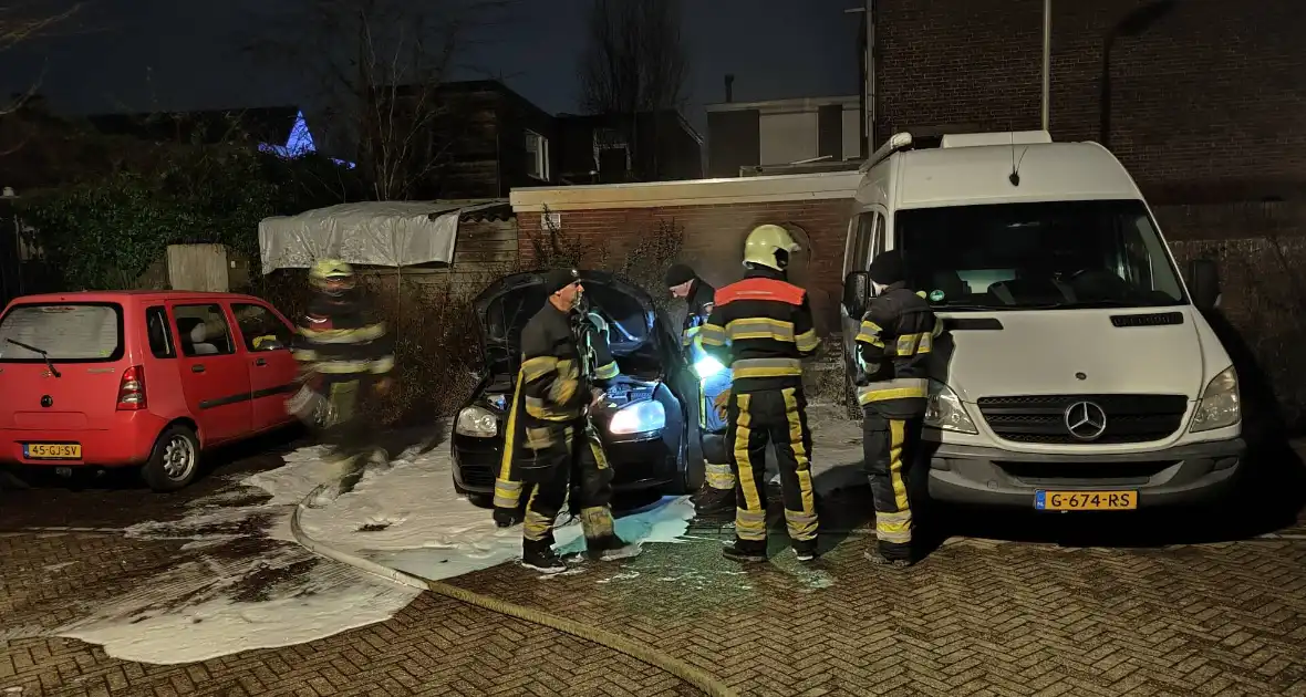 Auto uitgebrand op parkeerplaats - Foto 1